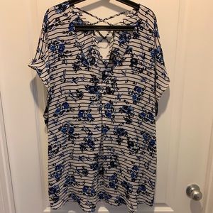 💝Torrid Dolman blue and white floral print shirt